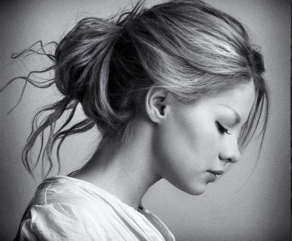 Девушка с боку