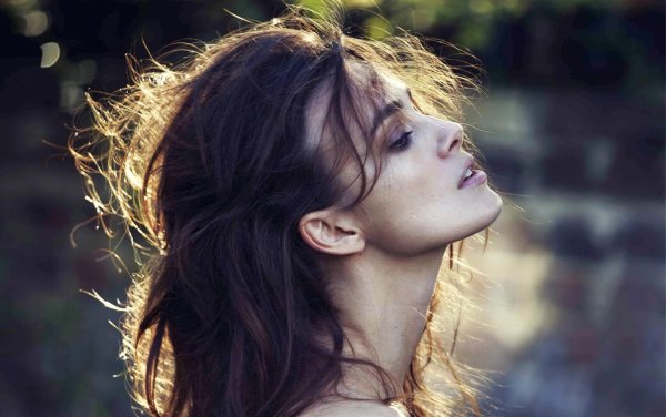 Девушка с боку