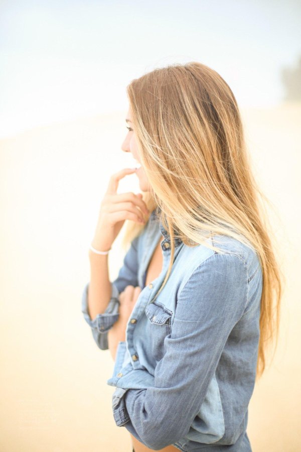 Девушка с боку