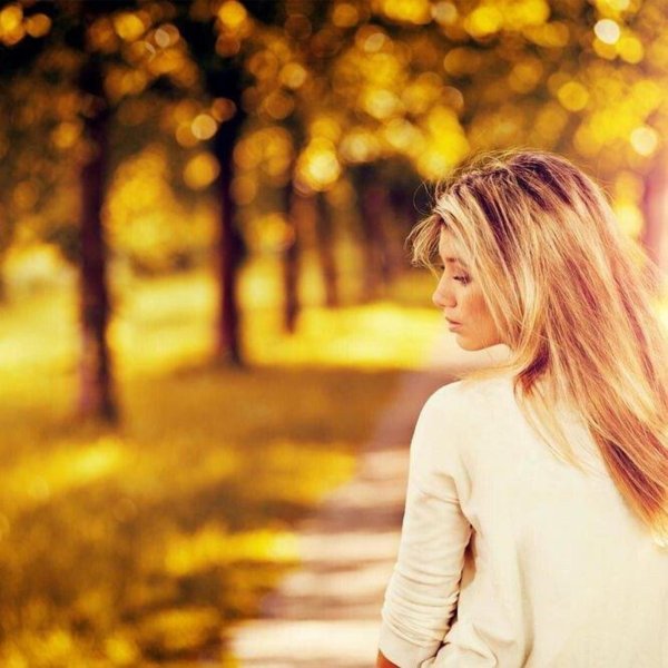 Девушка с боку