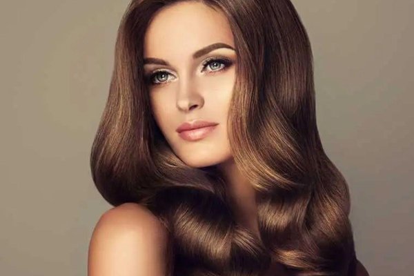 Девушка с боку