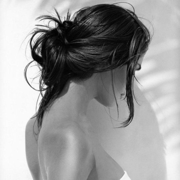 Девушка с боку