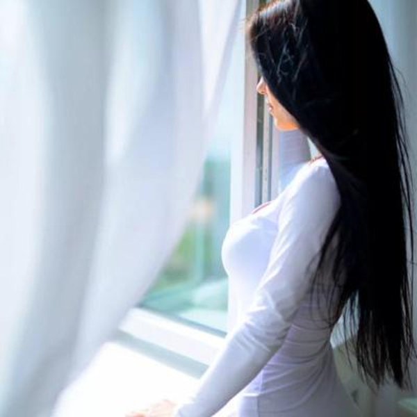 Девушка с боку