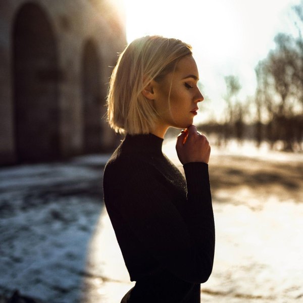 Девушка с боку