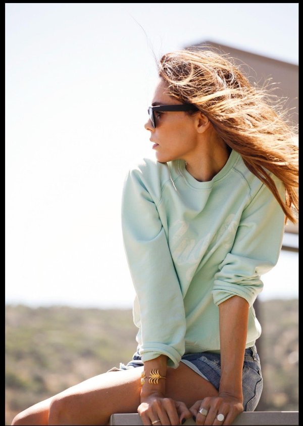 Девушка с боку