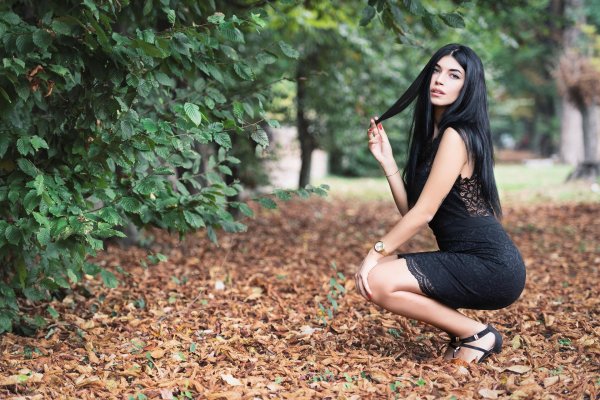 Девушка с боку