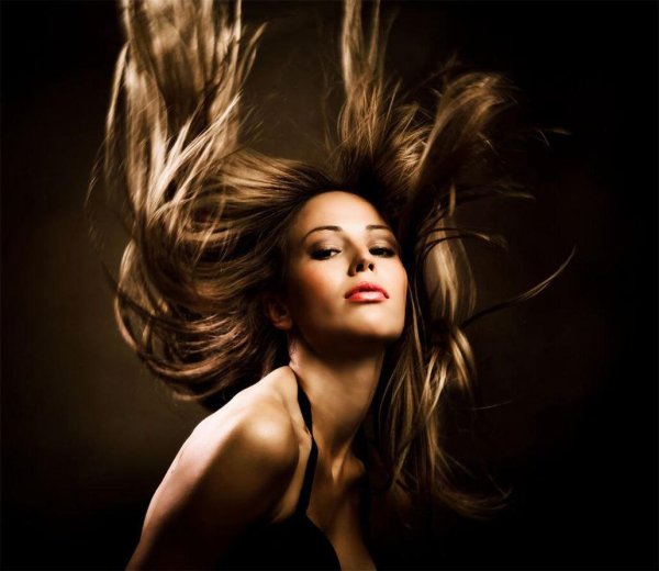 Девушка с боку