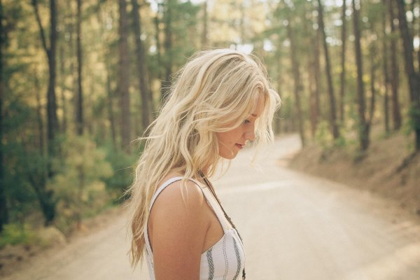 Девушка с боку