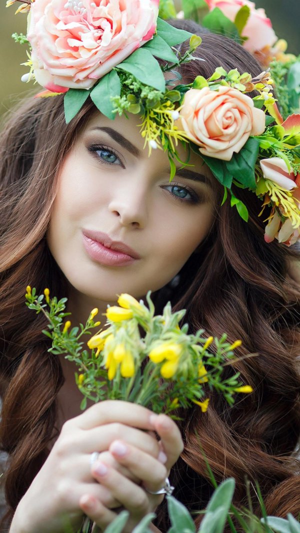 красивая девушка в венке