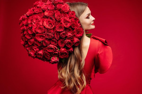 девушка в красном