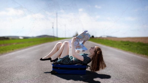 Девушка и дорога