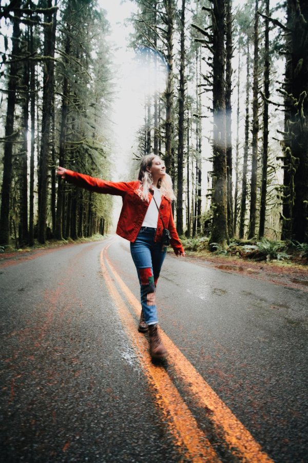 Девушка и дорога