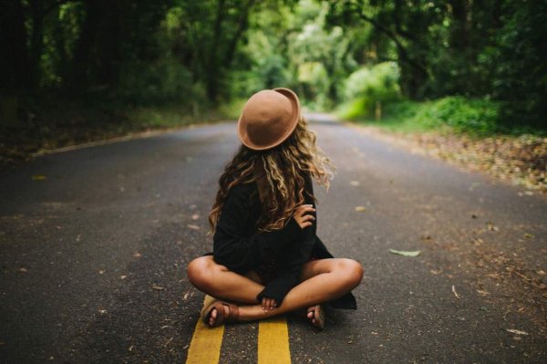 Девушка и дорога