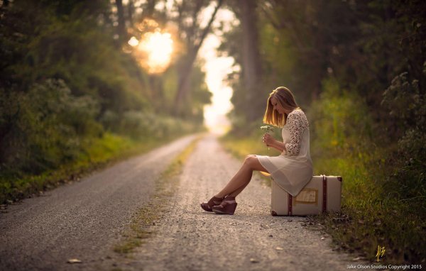 Девушка и дорога