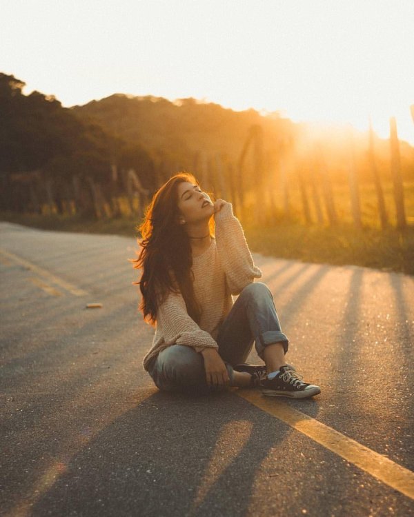 Девушка и дорога