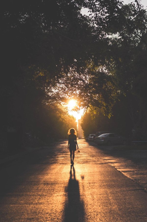 Девушка и дорога