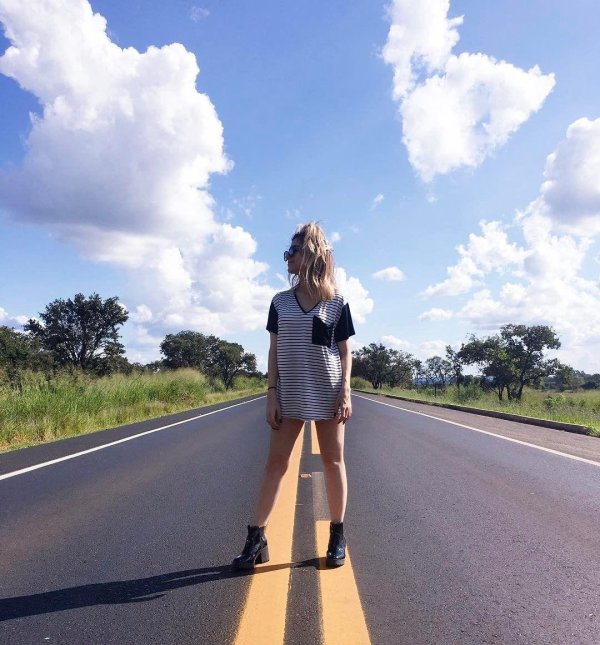 Девушка и дорога