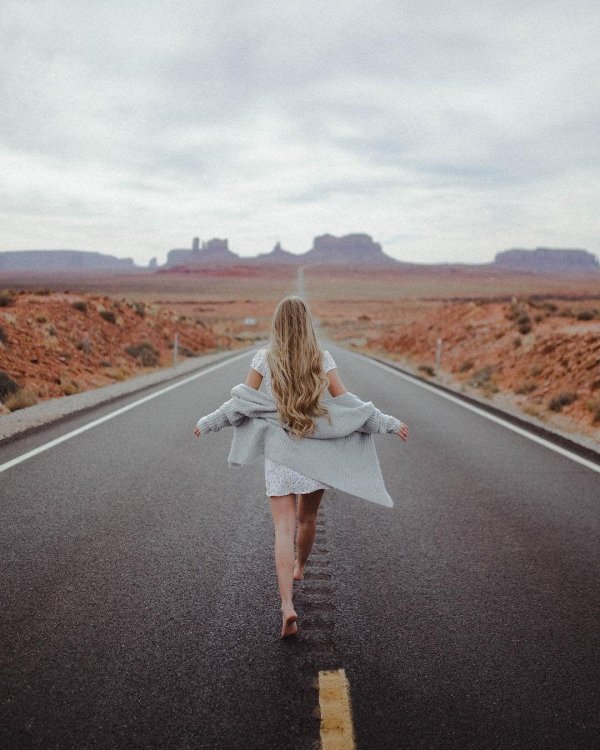 Девушка и дорога
