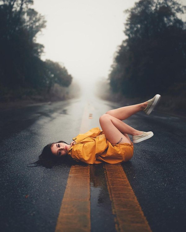 Девушка и дорога