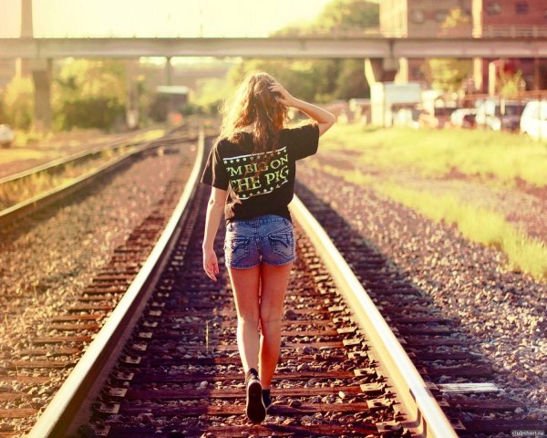 Девушка и дорога