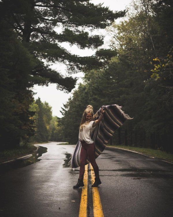 Девушка и дорога