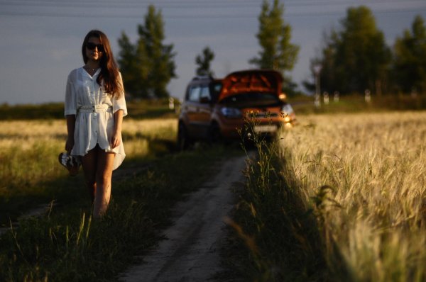 Девушка и дорога