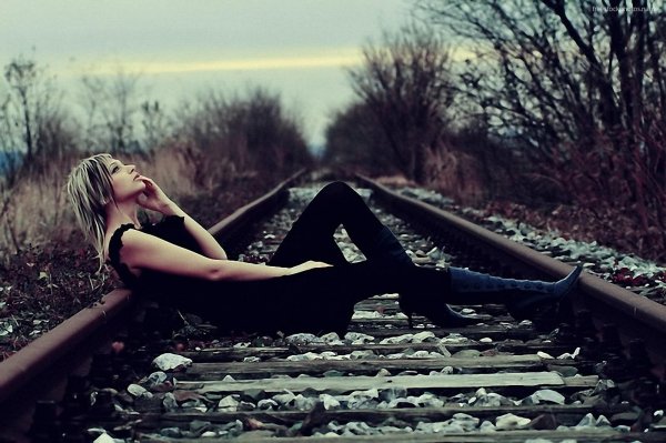 Девушка и дорога