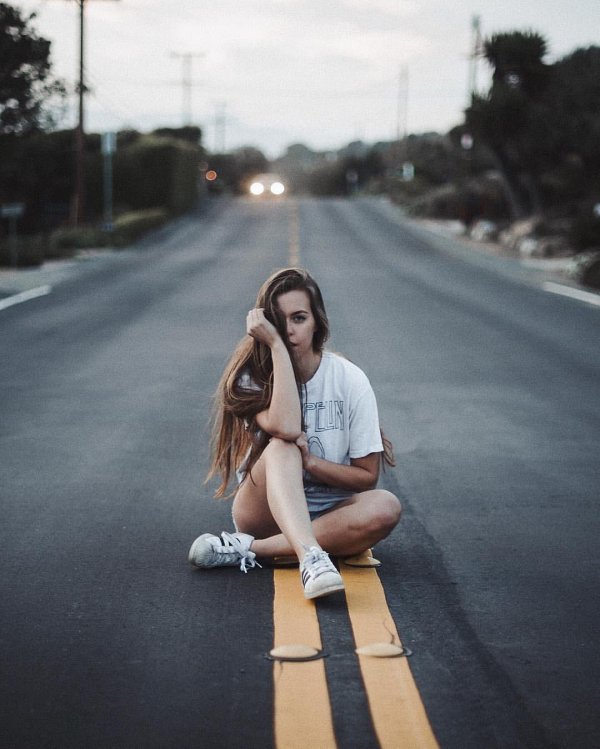 Девушка и дорога