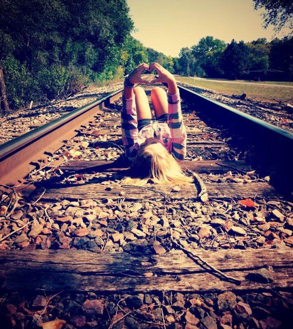 Девушка и дорога