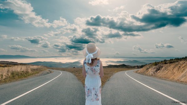 Девушка и дорога