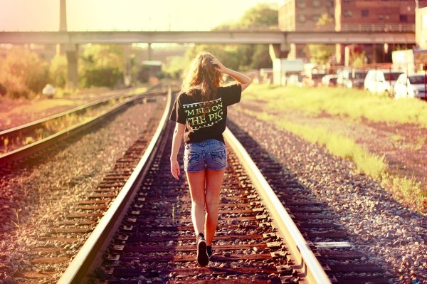 Девушка и дорога