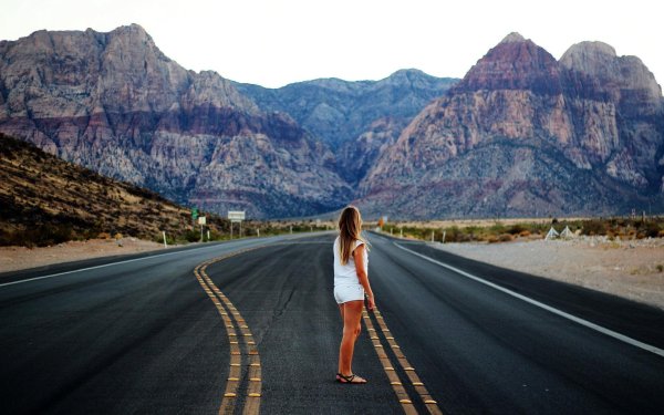 Девушка и дорога