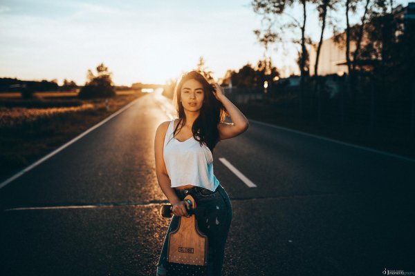 Девушка и дорога