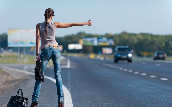 Девушка и дорога