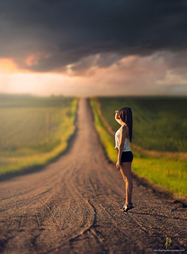 Девушка и дорога
