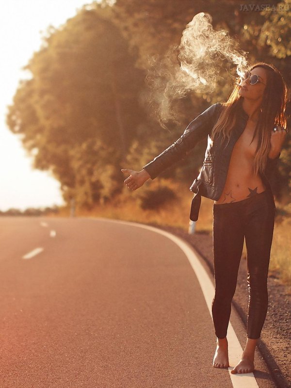 Девушка и дорога