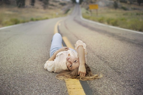 Девушка и дорога