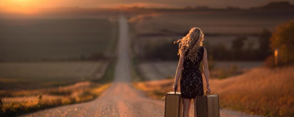 Девушка и дорога