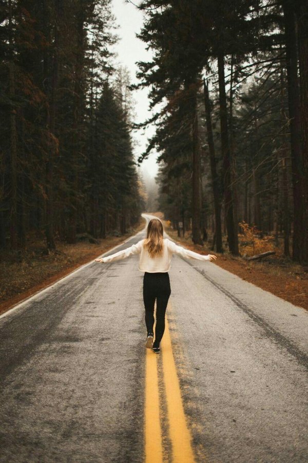 Девушка и дорога