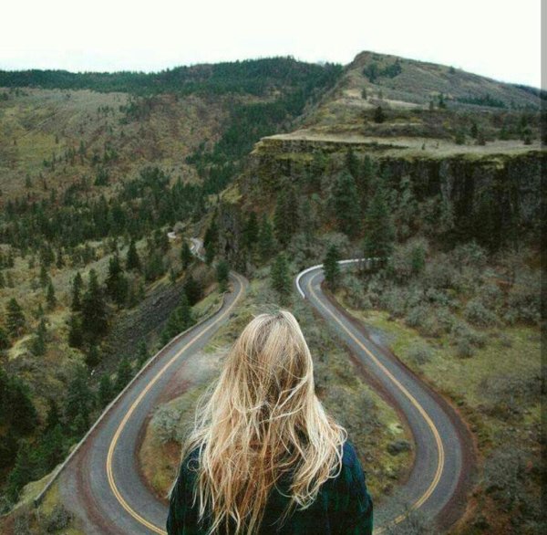 Девушка и дорога