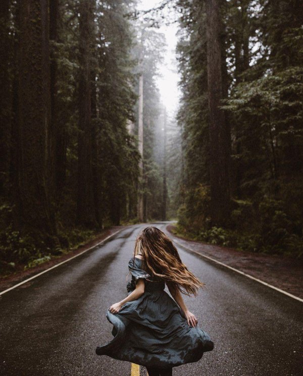 Девушка и дорога