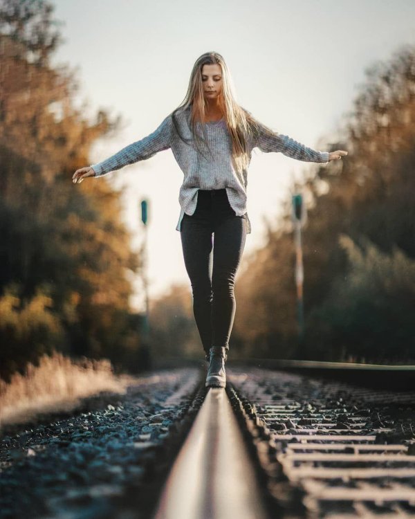 Девушка и дорога