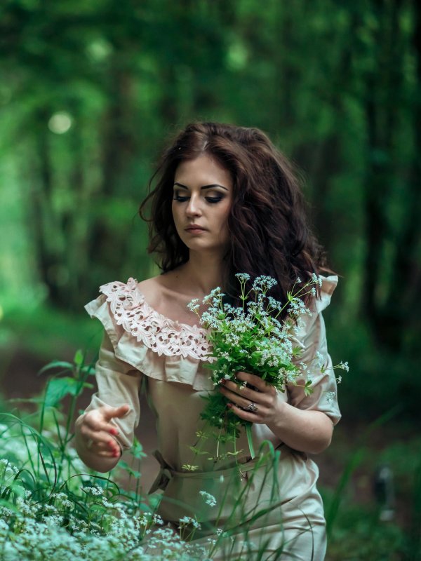 Лес и девушка