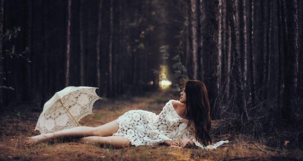 Лес и девушка