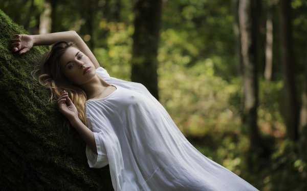 Лес и девушка