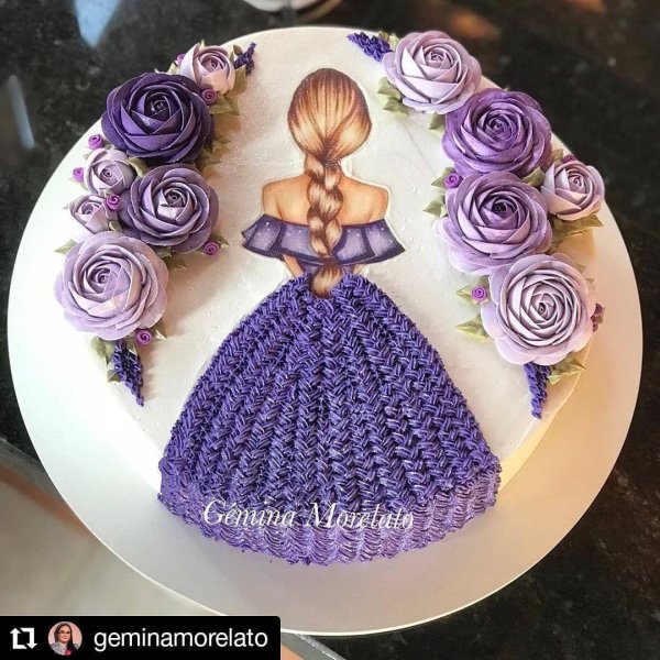 Девушка с тортом