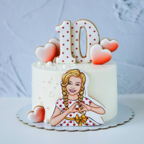 Девушка с тортом