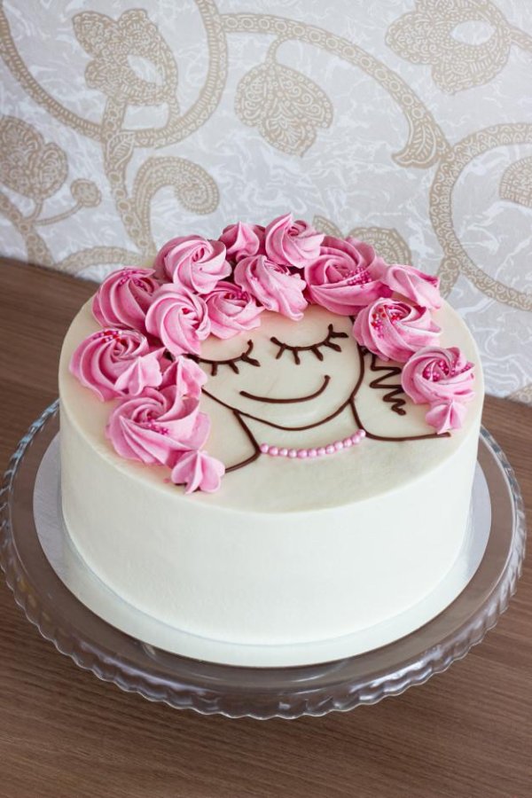 Девушка с тортом