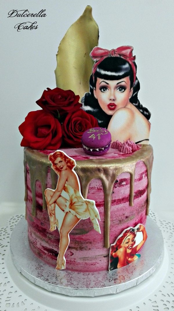 Девушка с тортом