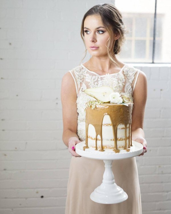 Девушка с тортом